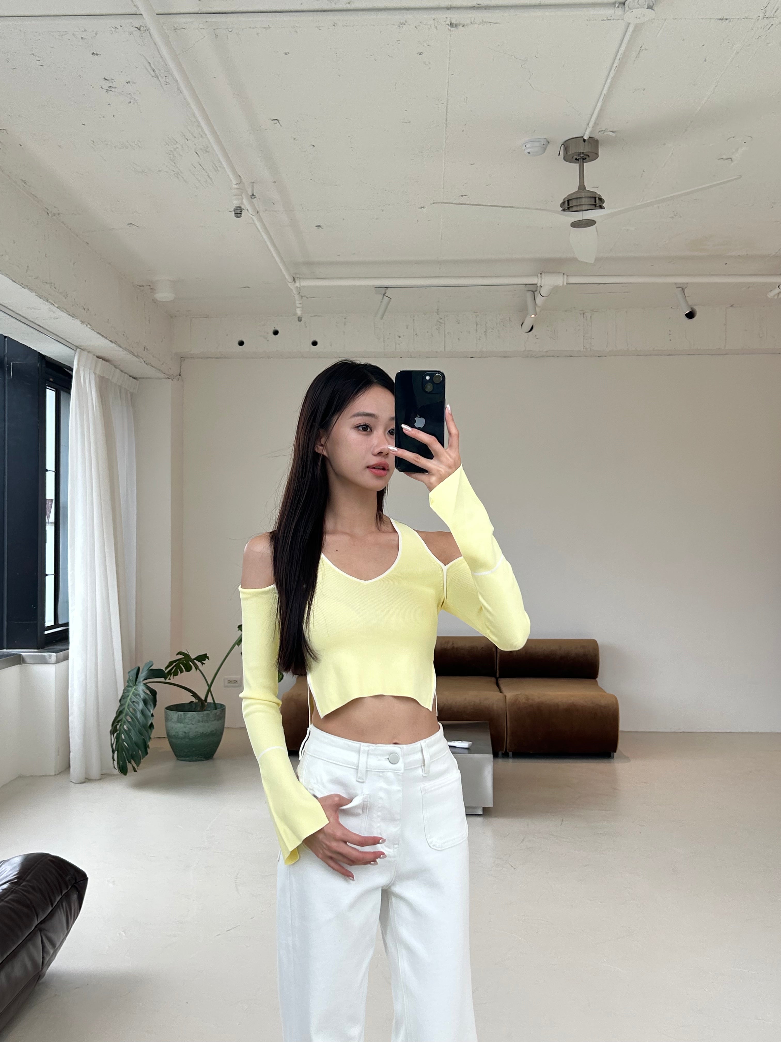 挖空造型長袖針織上衣<br>Shoulder Cut-out Knit Top