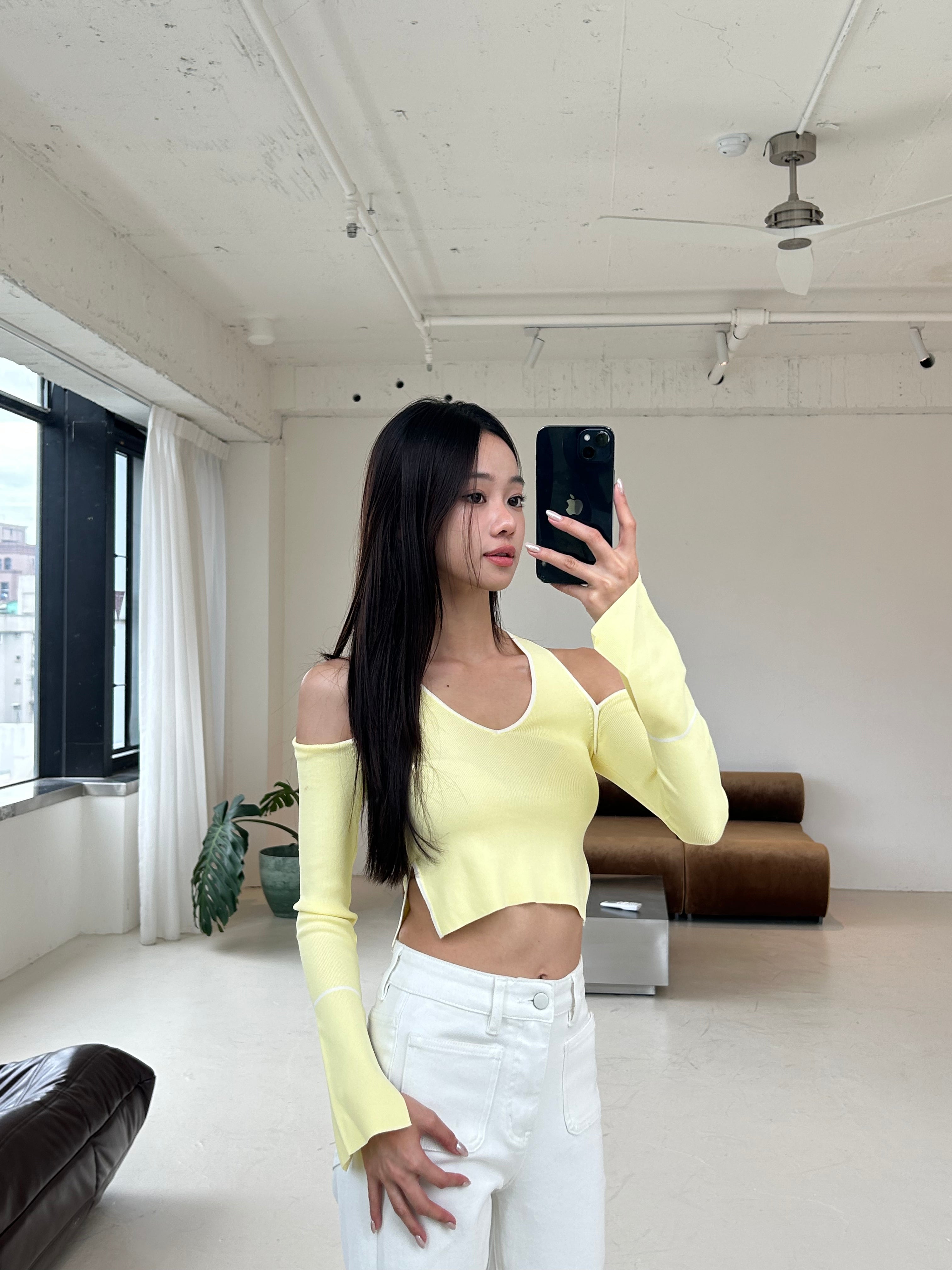 挖空造型長袖針織上衣<br>Shoulder Cut-out Knit Top