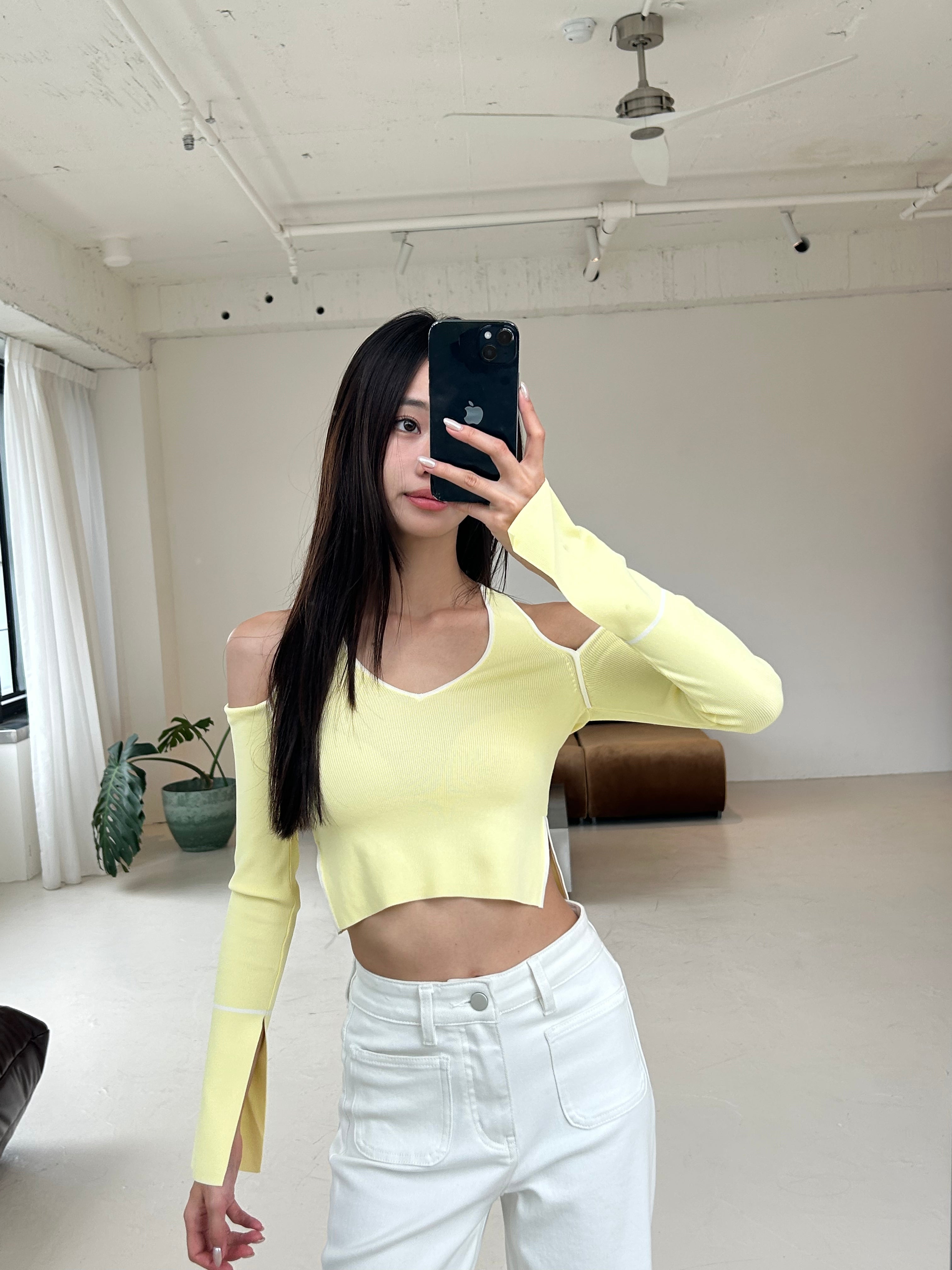 挖空造型長袖針織上衣<br>Shoulder Cut-out Knit Top