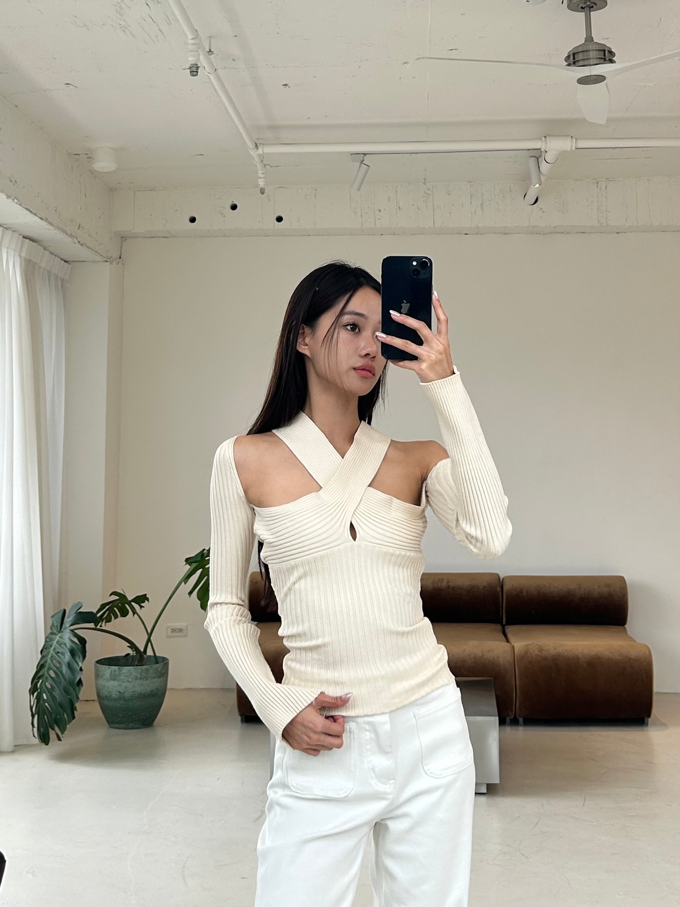 鏤空長袖針織上衣<br>Cut-out Long Sleeve Knit Top
