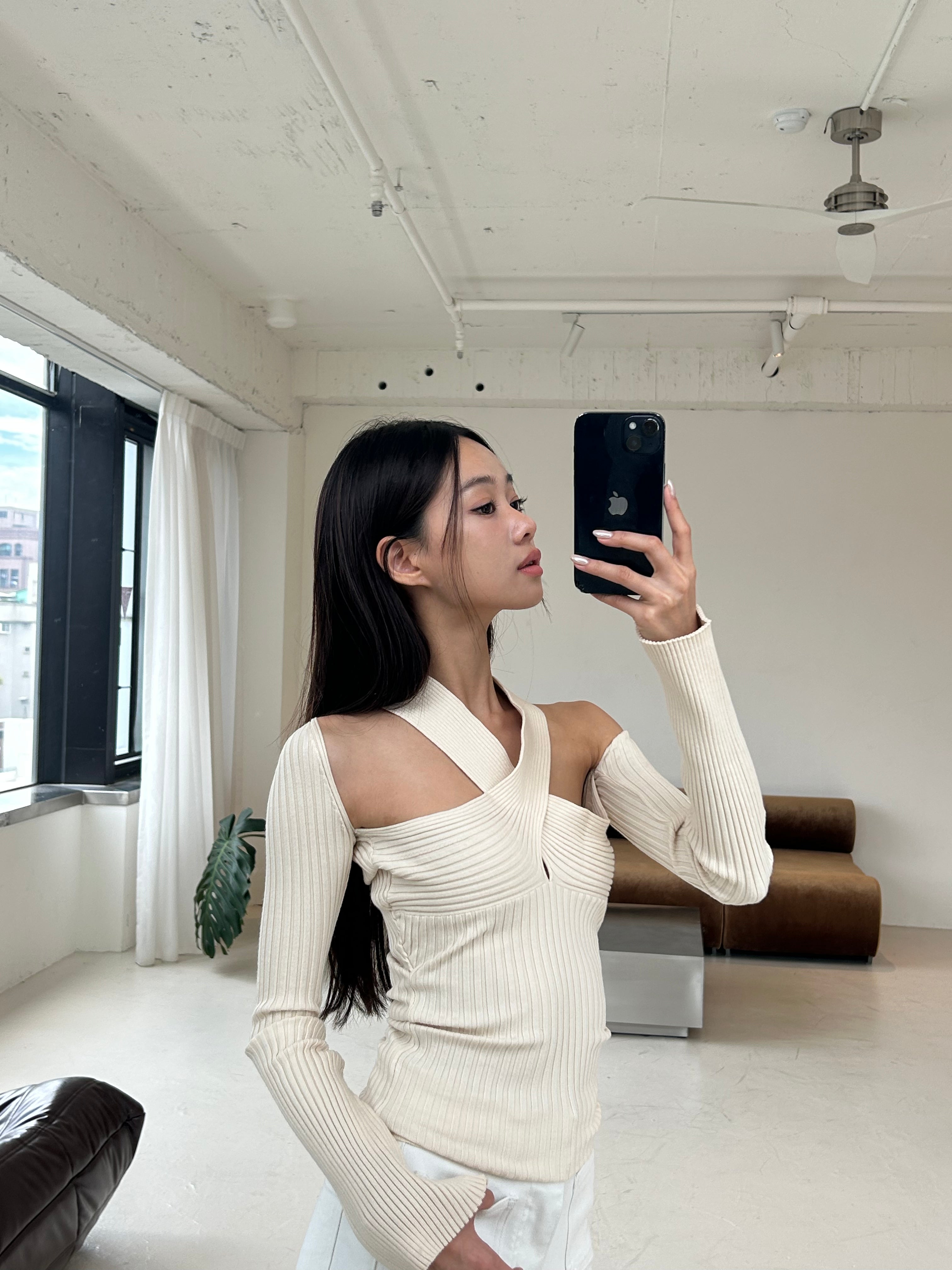 鏤空長袖針織上衣<br>Cut-out Long Sleeve Knit Top
