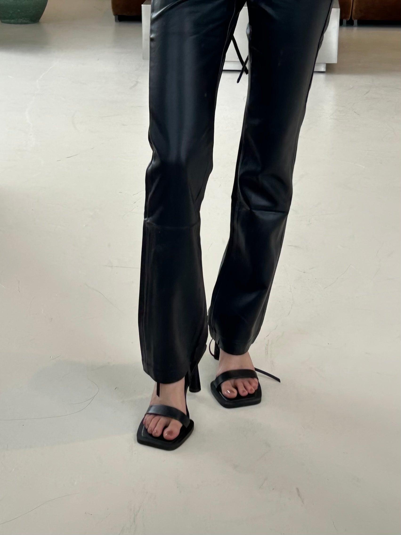 前開V合身皮褲<br>Faux Leather Pants