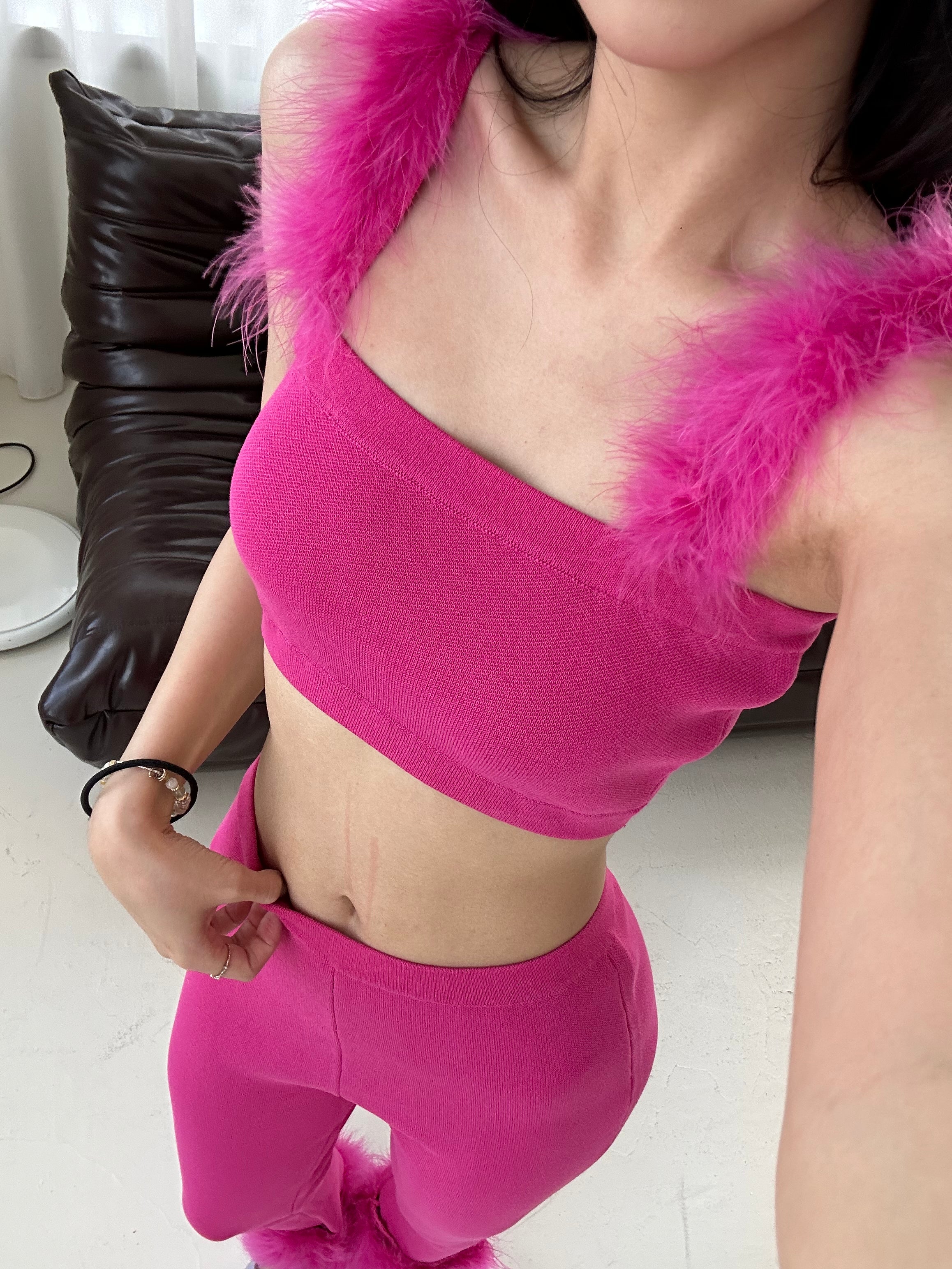毛毛針織上衣<br>Feather Trim Knit Crop Top