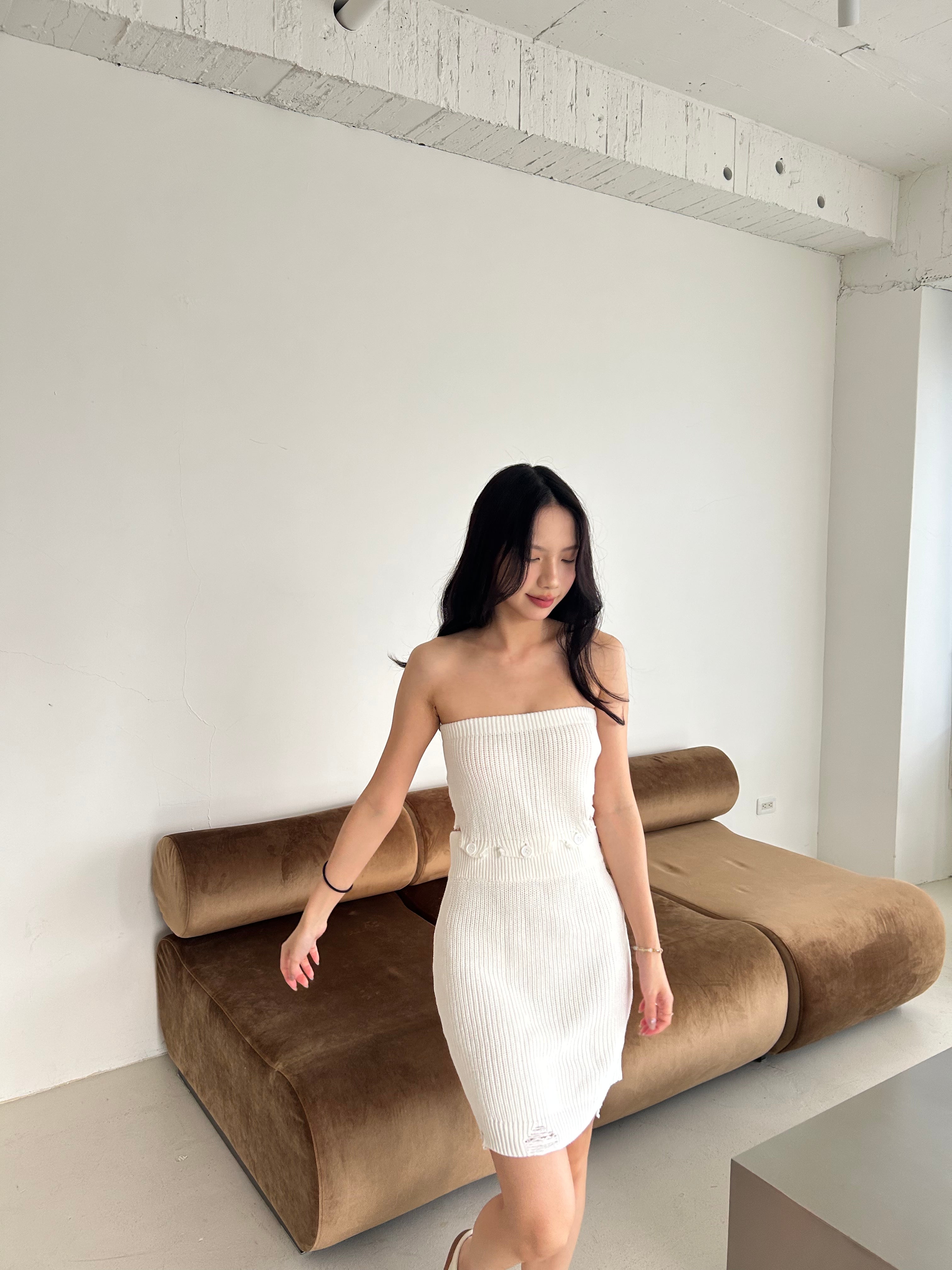 須邊平口針織洋裝<br>Off-Shoulder Knit Dress