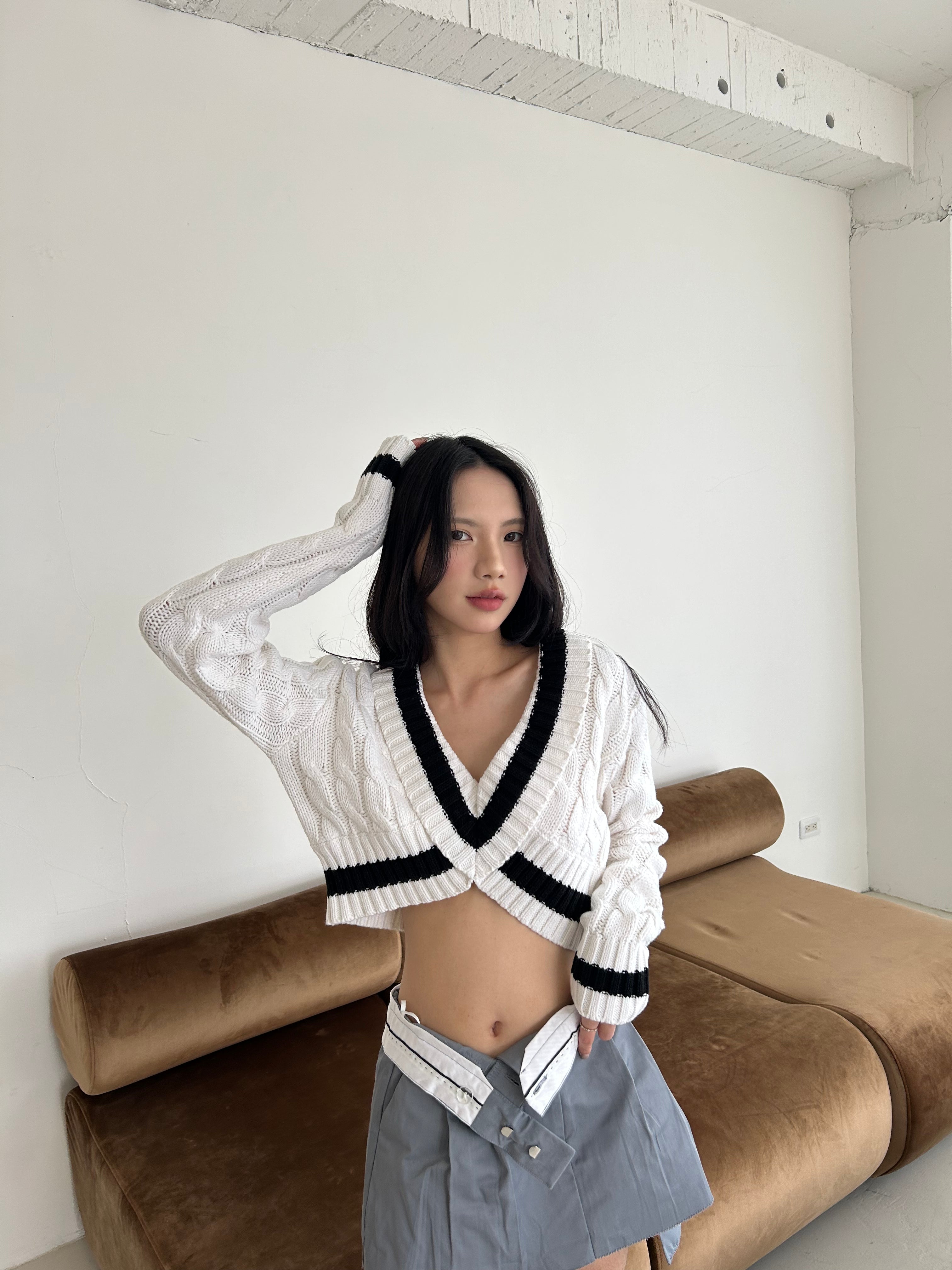 交叉領口麻花針織衫<br>Cable Knit Sweater