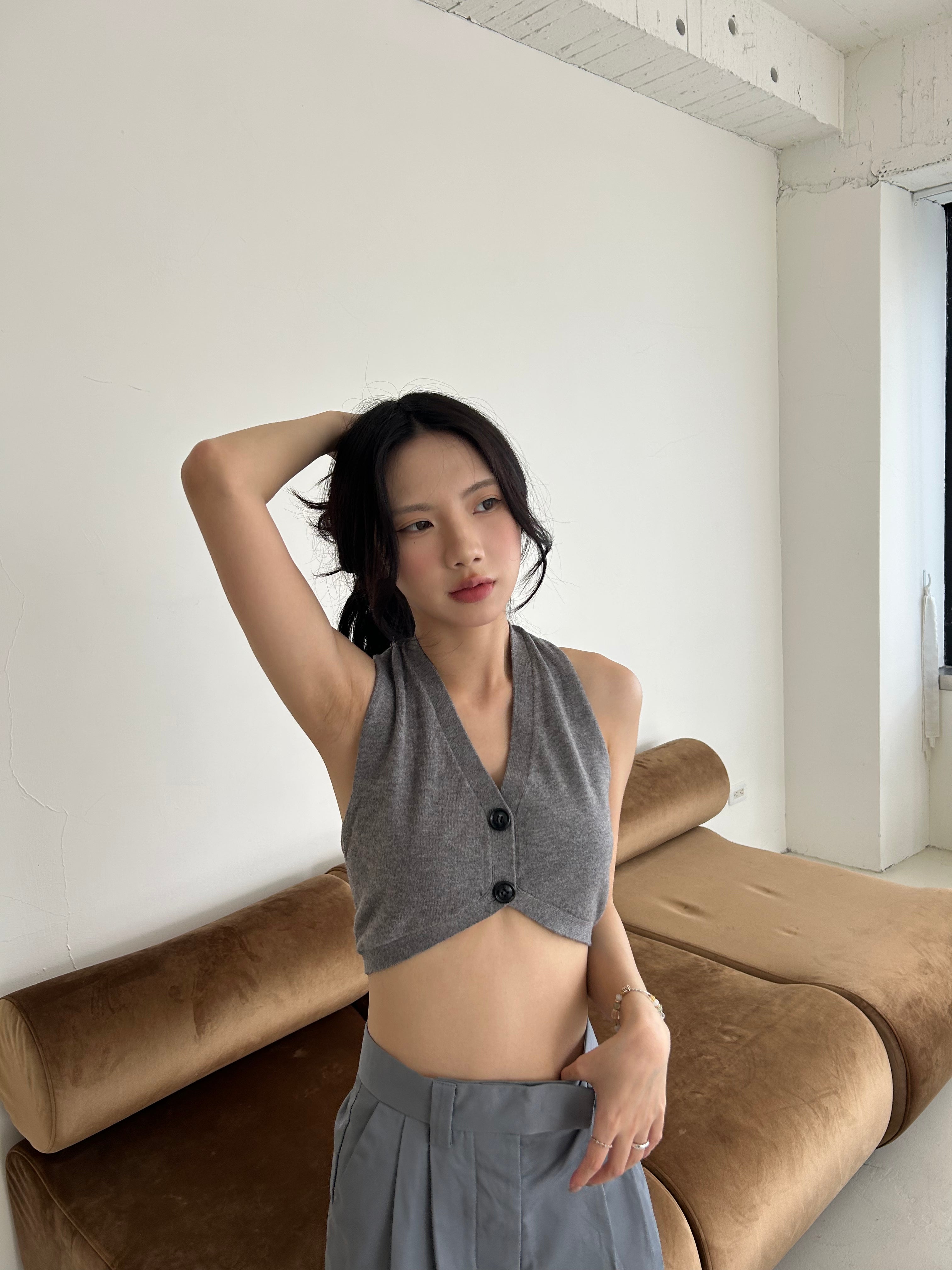 鈕扣露背上衣<br>Halter Crop Top With Button