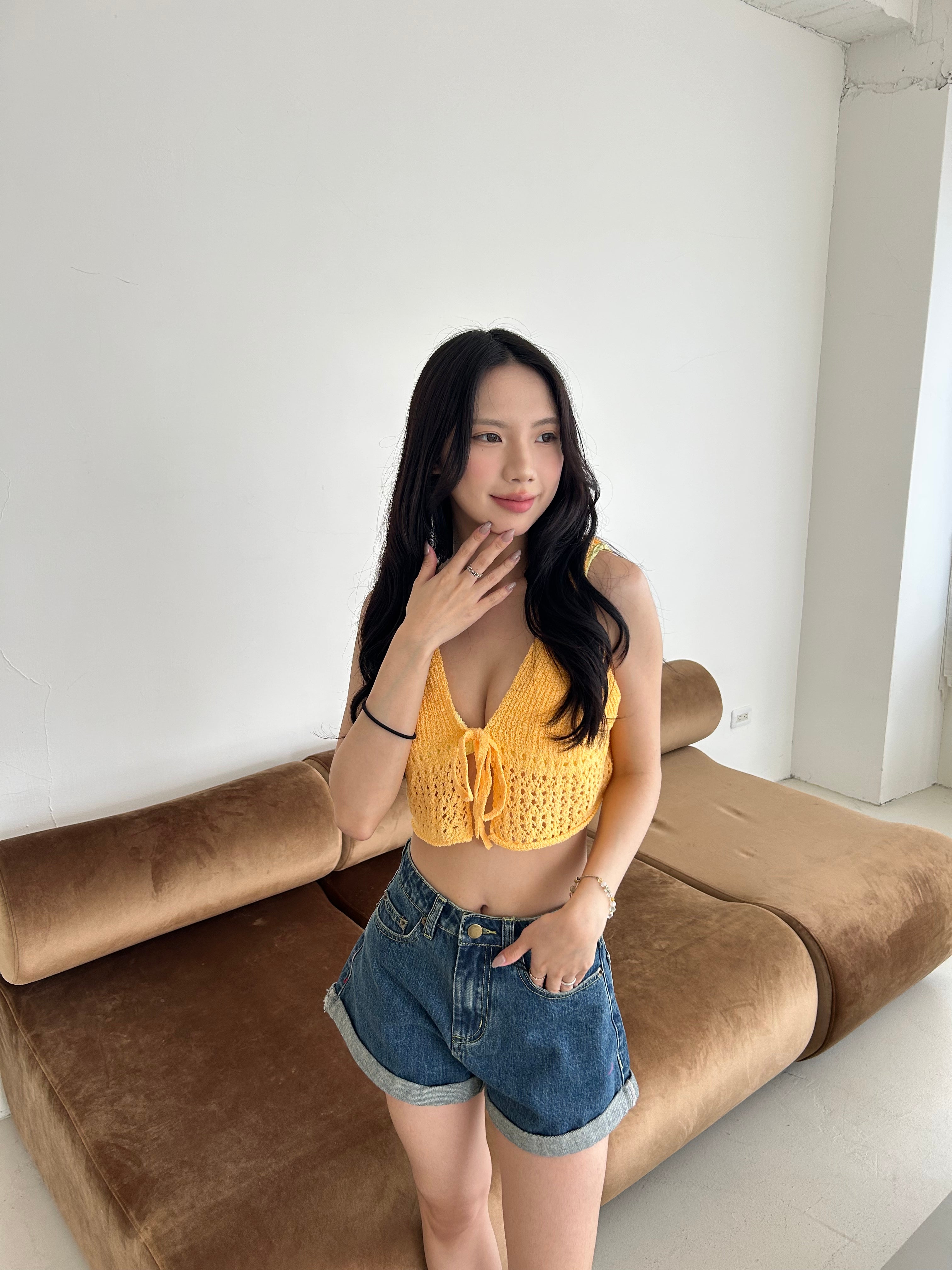 針織綁帶背心<br>Strappy Crochet Crop Top