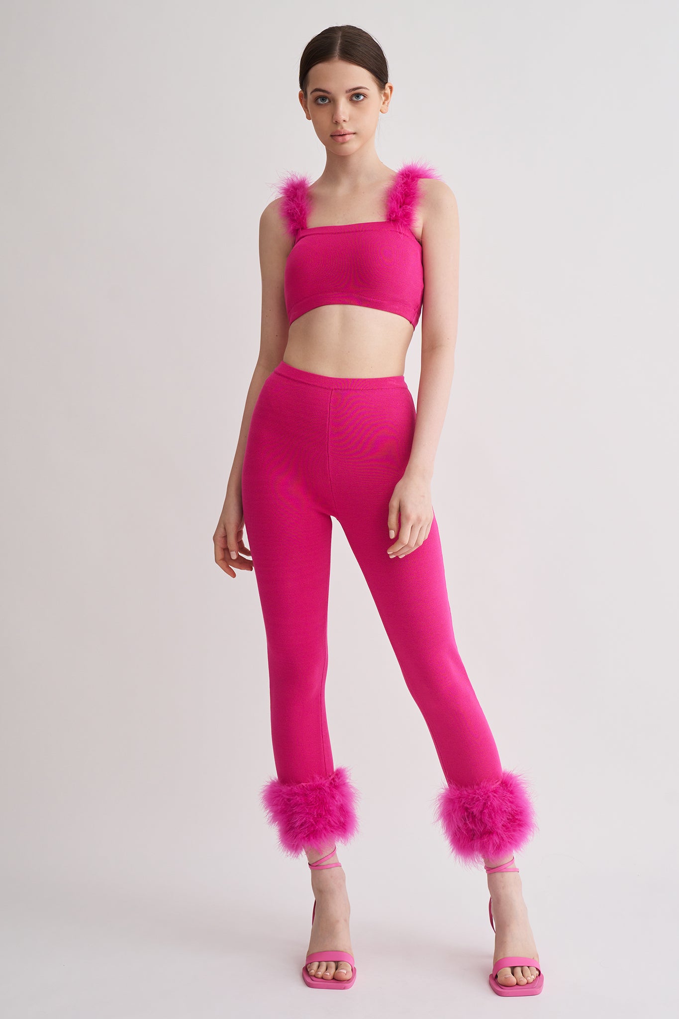 毛毛針織上衣<br>Feather Trim Knit Crop Top