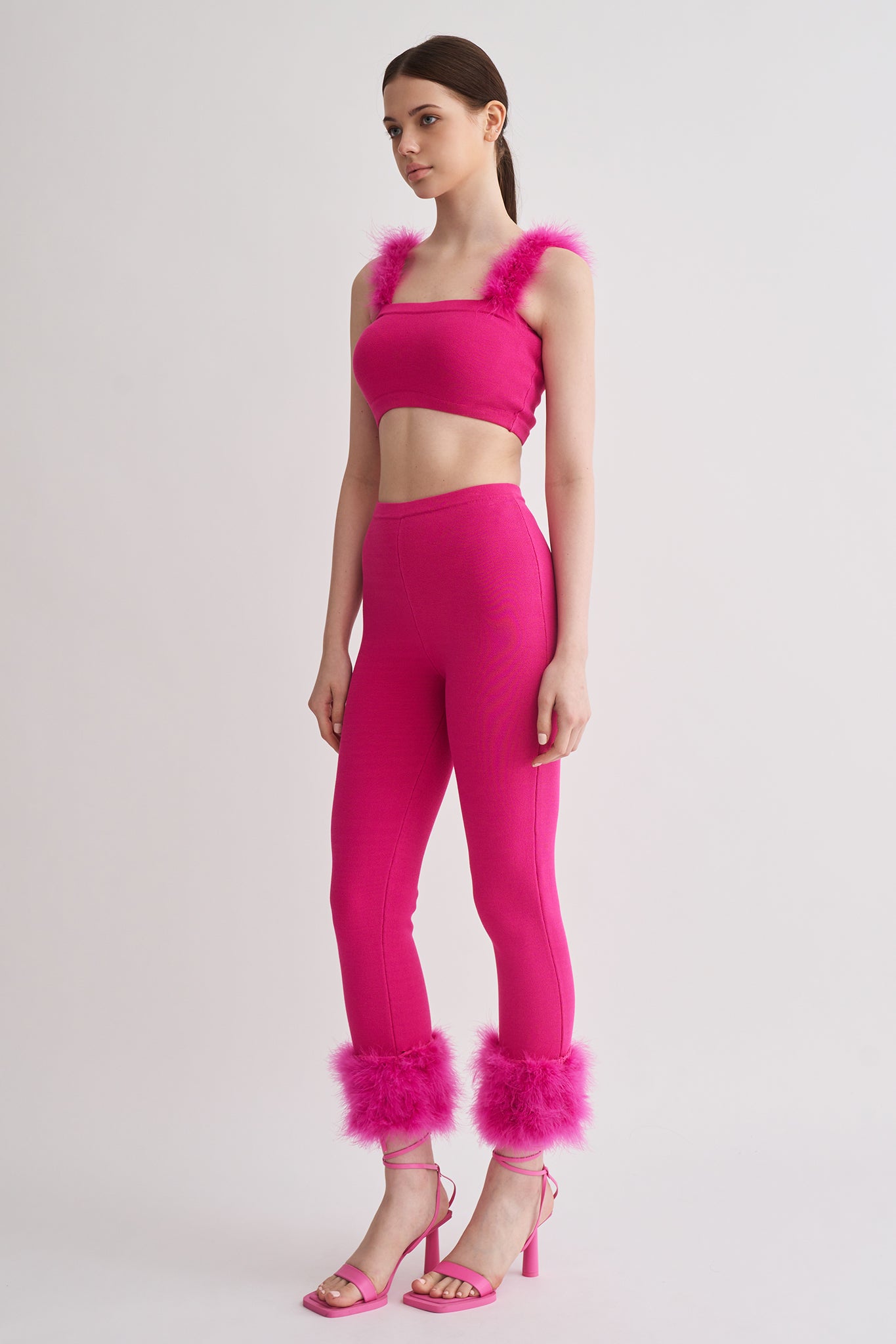 毛毛針織上衣<br>Feather Trim Knit Crop Top
