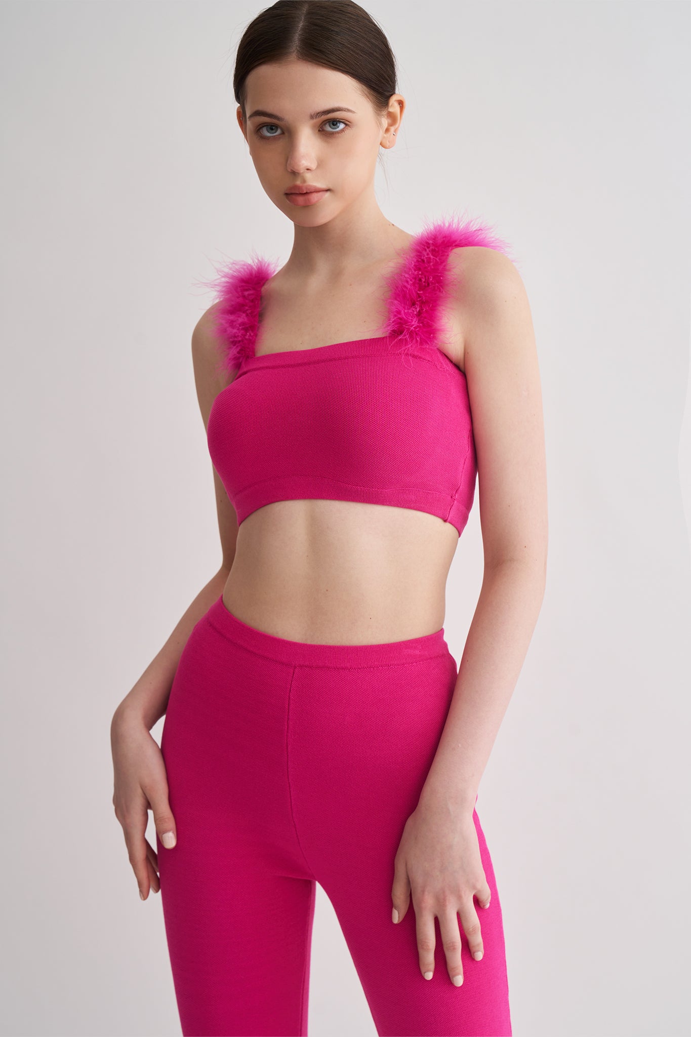 毛毛針織上衣<br>Feather Trim Knit Crop Top