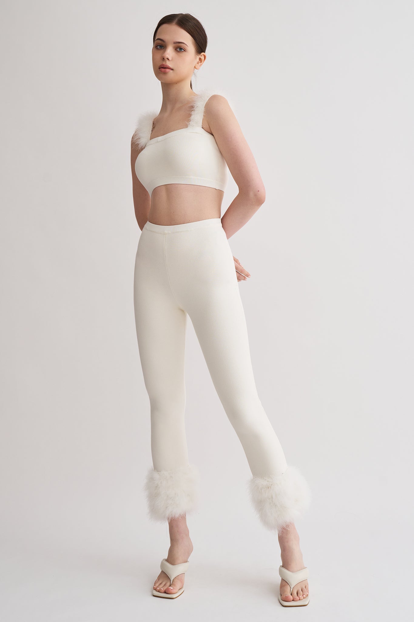 毛毛針織上衣<br>Feather Trim Knit Crop Top