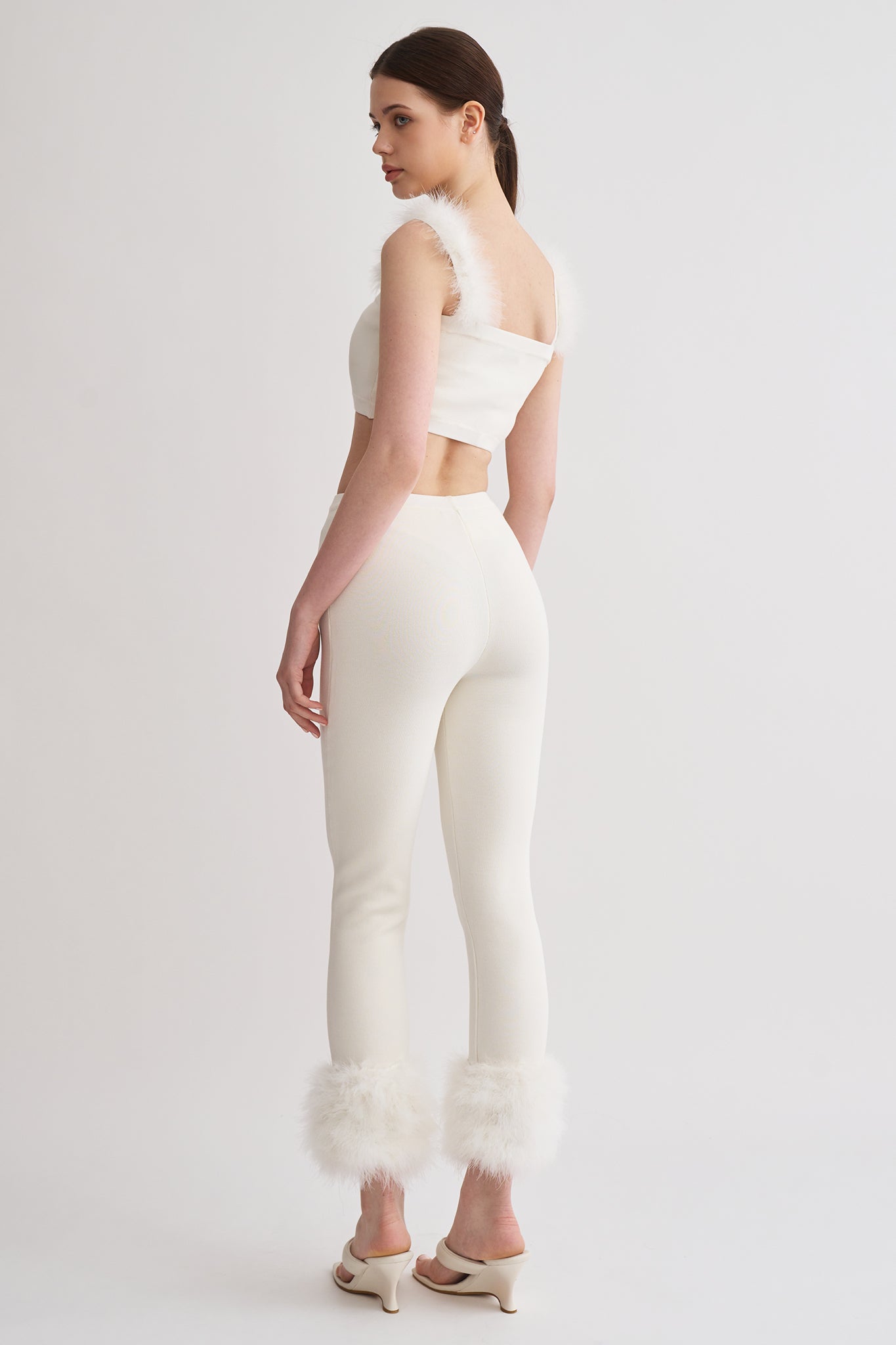 毛毛針織上衣<br>Feather Trim Knit Crop Top